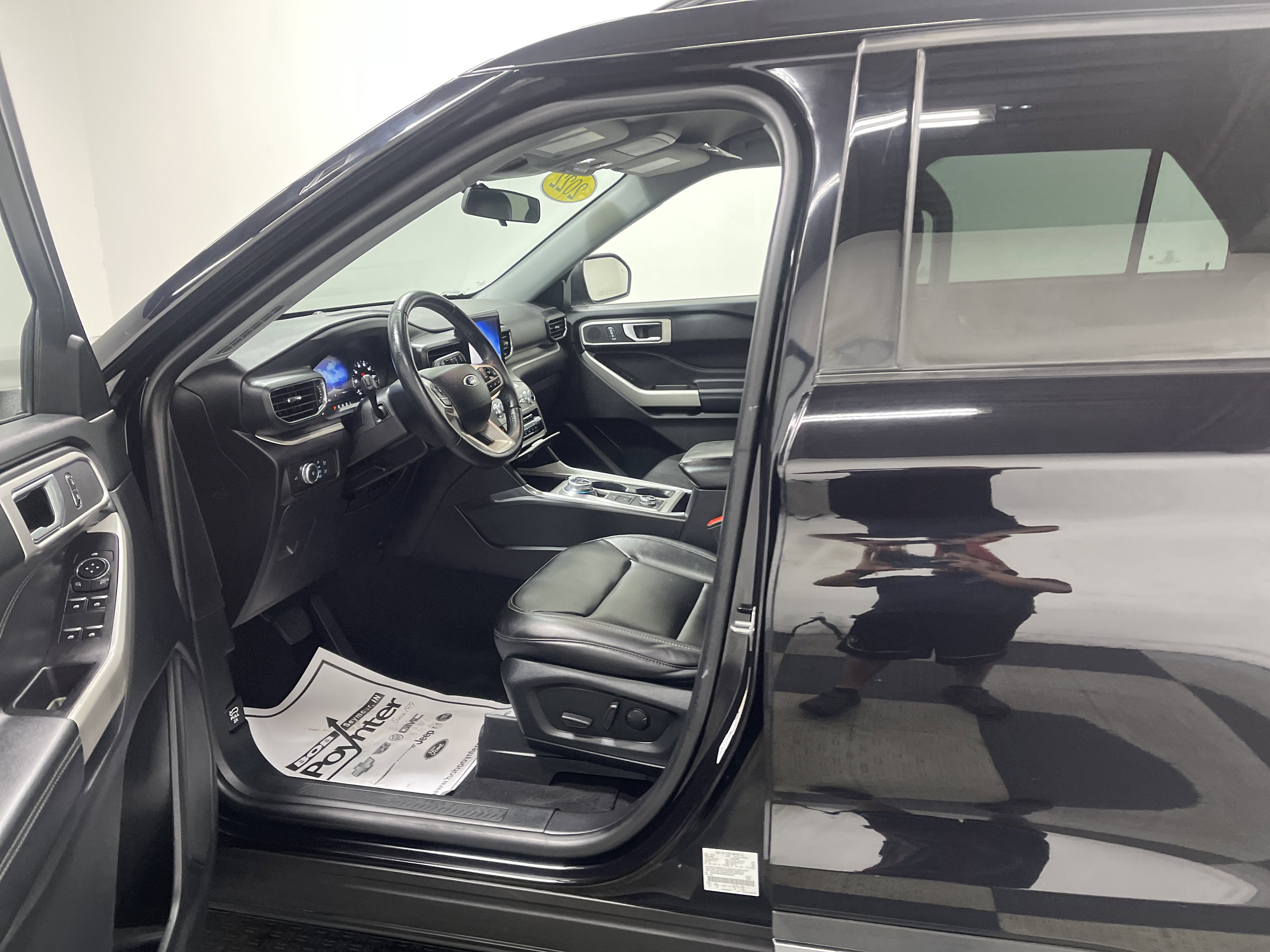 Used 2022 Ford Explorer XLT w/ Equipment Group 202A AWD/4WD image 9