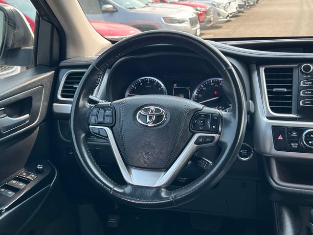 Used 2017 Toyota Highlander XLE w/ Carpet Mat Package AWD/4WD image 16