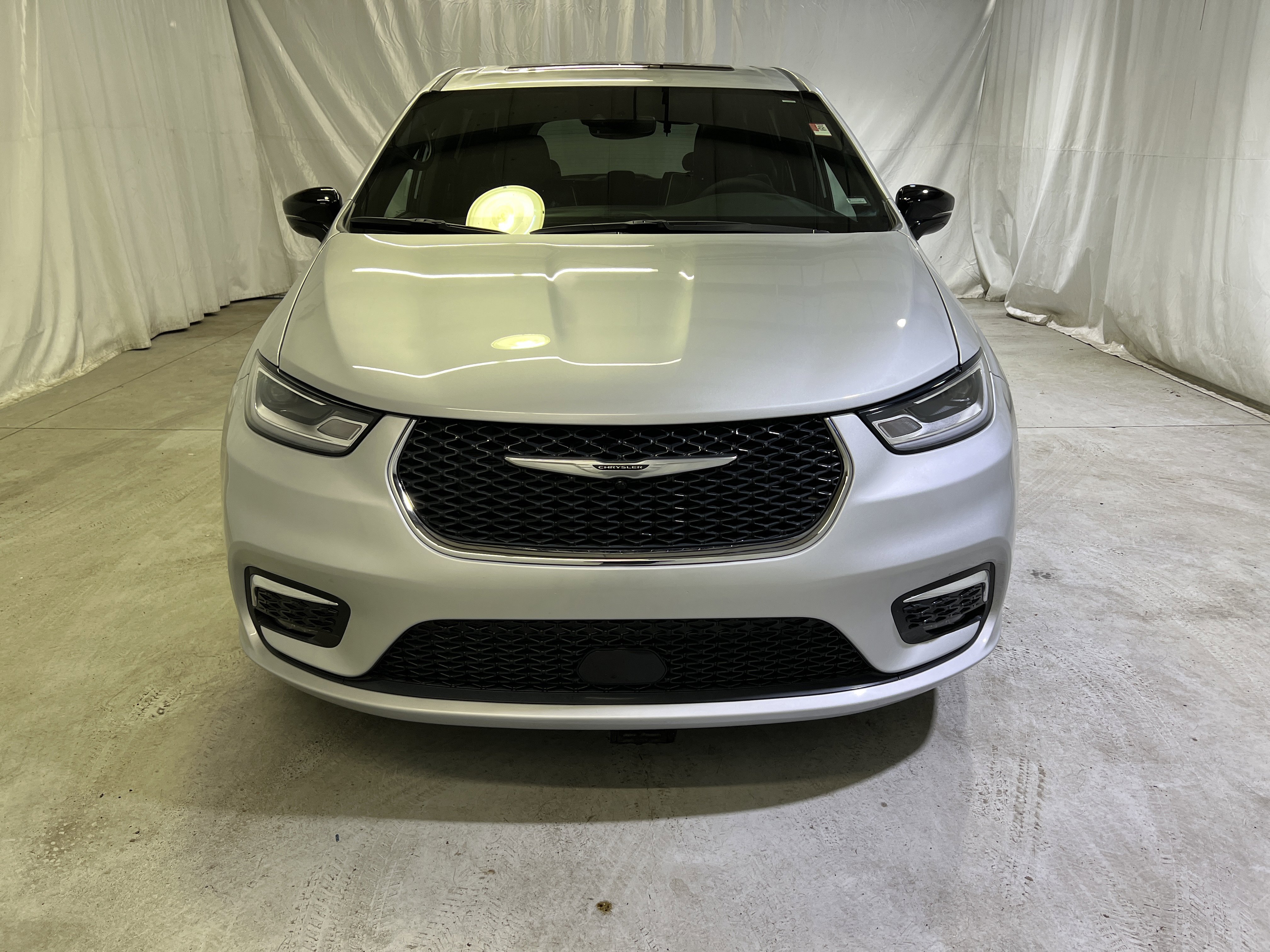 Used 2026 Chrysler Pacifica Limited FWD image 3