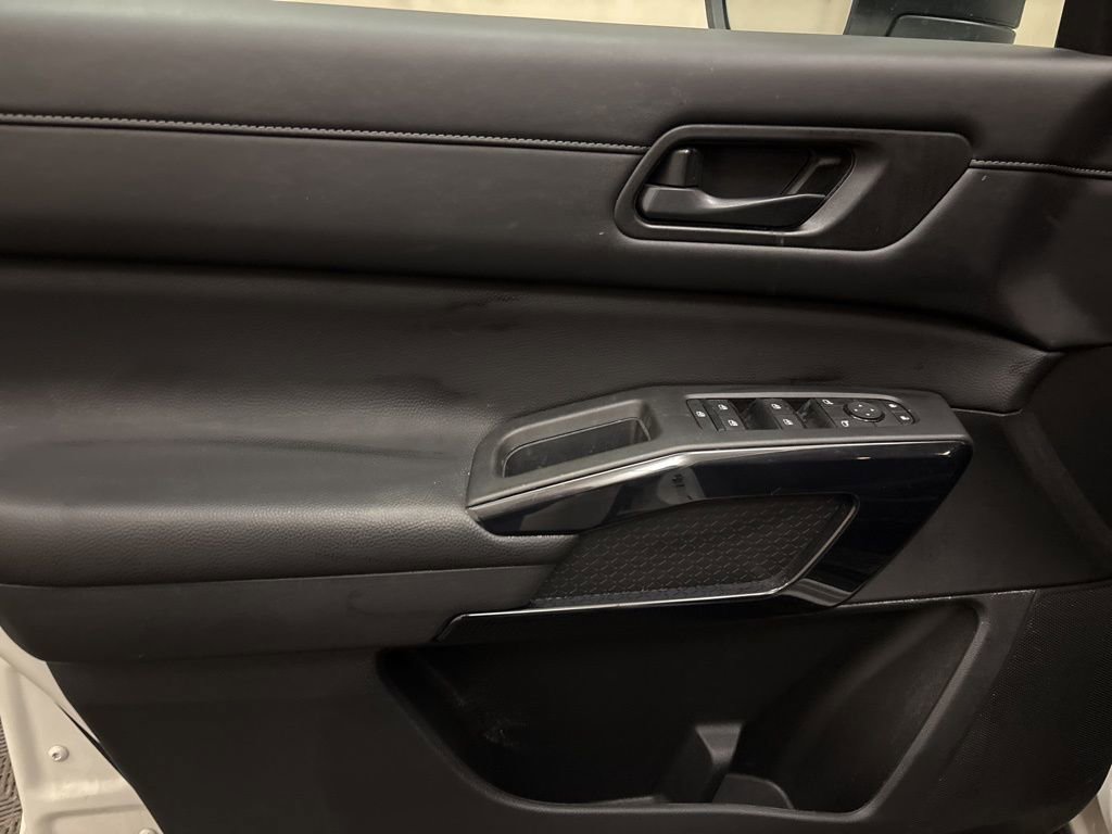 Used 2025 Nissan Pathfinder SV image 9