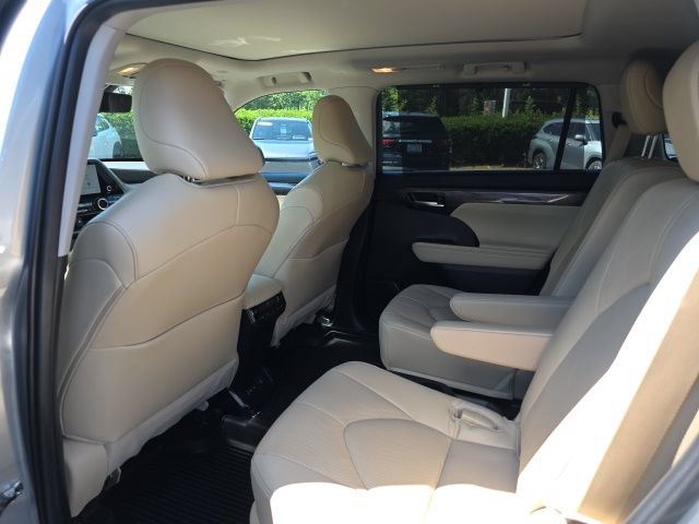 Used 2024 Toyota Highlander Platinum FWD image 11