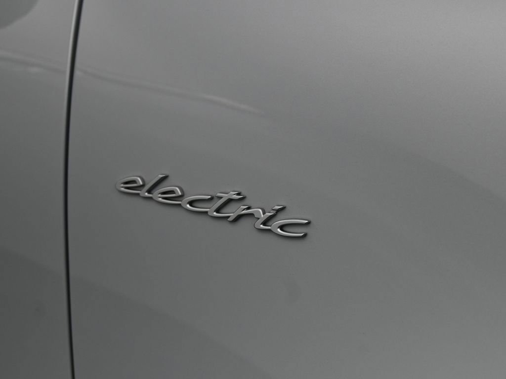 Certified 2025 Porsche Macan Electric image 31