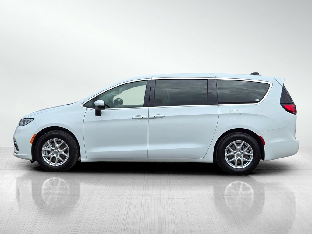 Used 2023 Chrysler Pacifica Touring-L FWD image 8