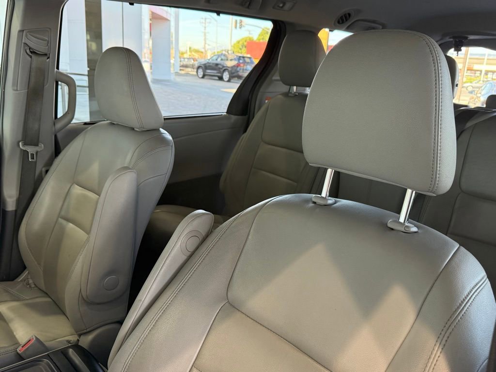 Used 2015 Toyota Sienna XLE w/ XLE Navigation Package image 21