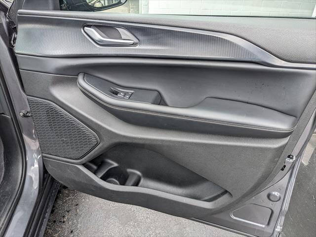 Used 2023 Jeep Grand Cherokee Altitude AWD/4WD image 22