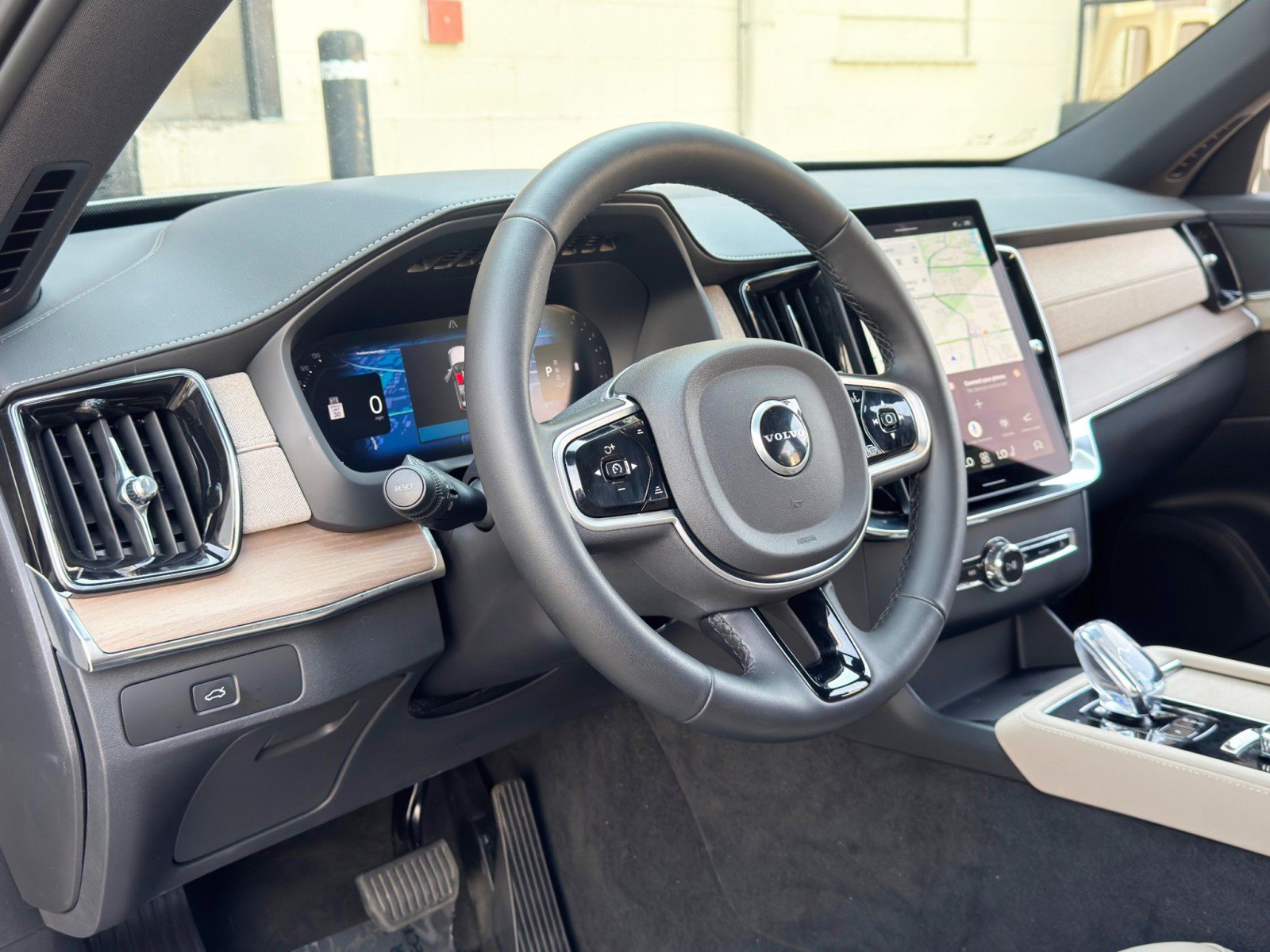 Used 2025 Volvo XC90 B5 Core w/ Protection Package Premier AWD/4WD image 14