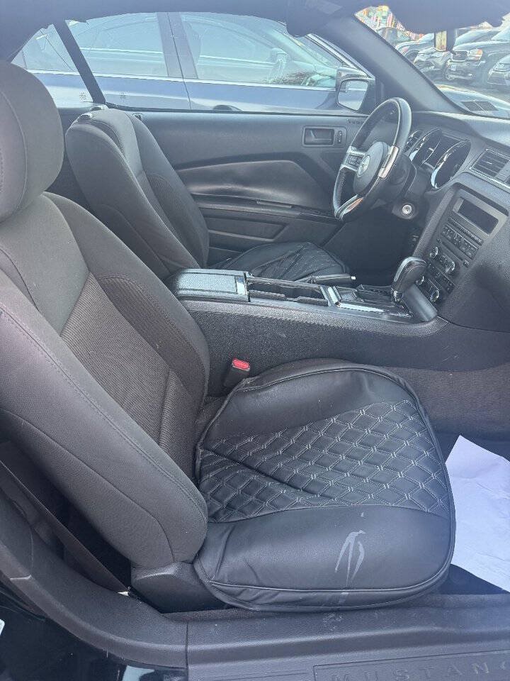 Used 2014 Ford Mustang Convertible RWD image 2