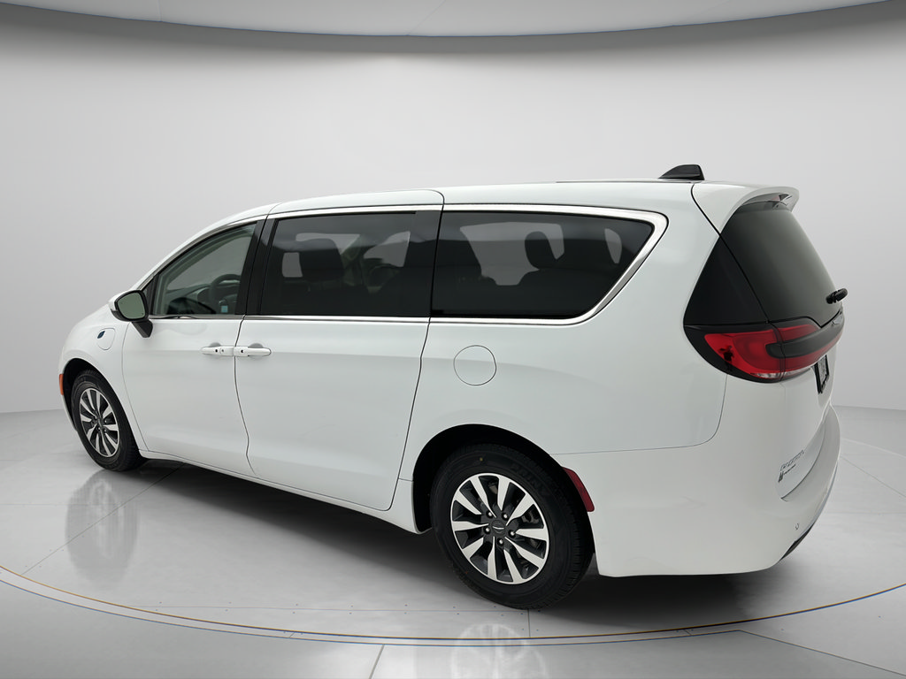 Used 2023 Chrysler Pacifica Touring-L FWD image 6