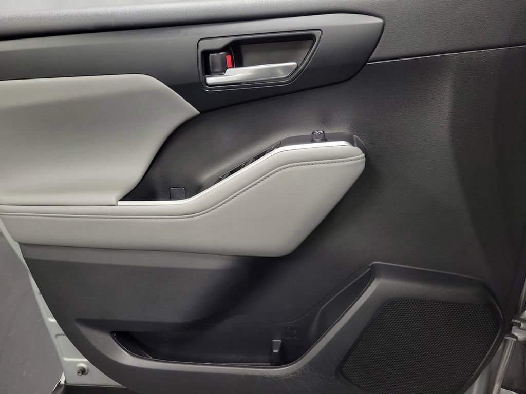 Used 2023 Toyota Highlander XLE AWD/4WD image 24