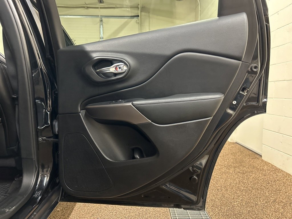 Used 2019 Jeep Cherokee Latitude Plus w/ Comfort/Convenience Group image 15