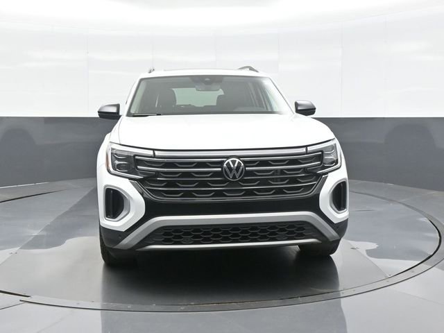 Used 2024 Volkswagen Atlas Peak Edition SE AWD/4WD image 2