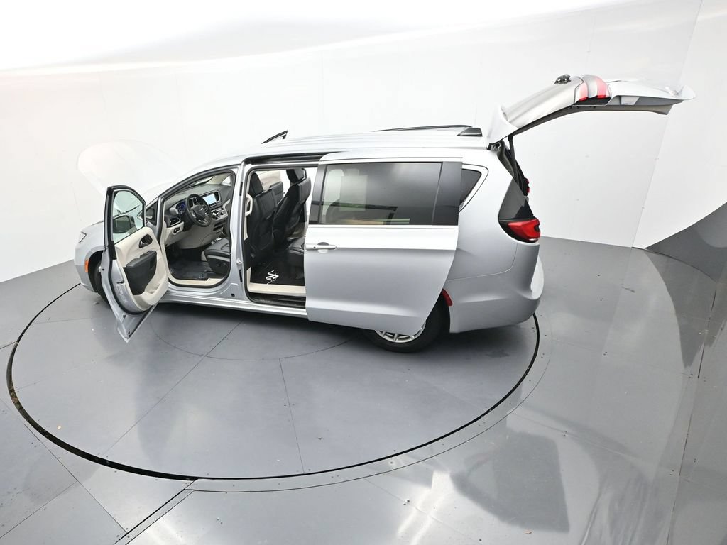 Used 2023 Chrysler Pacifica Touring-L FWD image 38