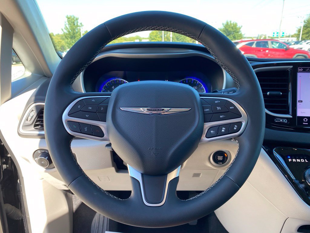 Used 2024 Chrysler Pacifica Touring-L FWD image 12