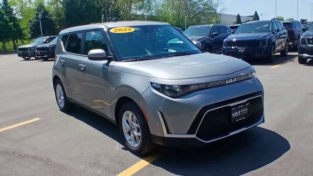Certified 2025 Kia Soul LX w/ LX Technology Package FWD image 5