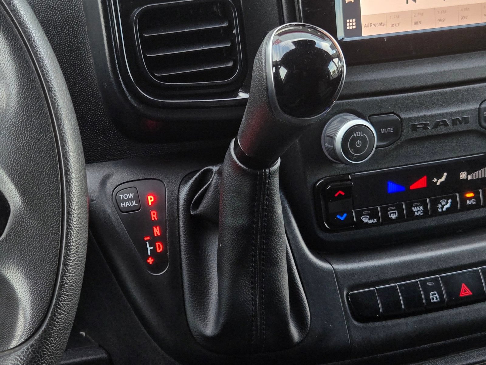 Used 2025 RAM ProMaster 2500 w/ Convenience Group FWD image 19