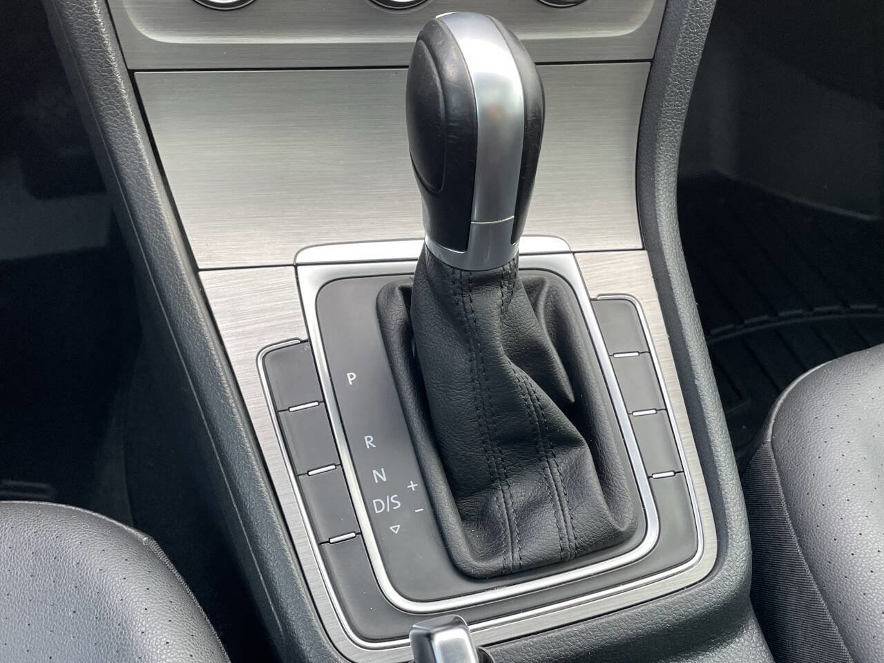 Used 2015 Volkswagen Golf S image 32