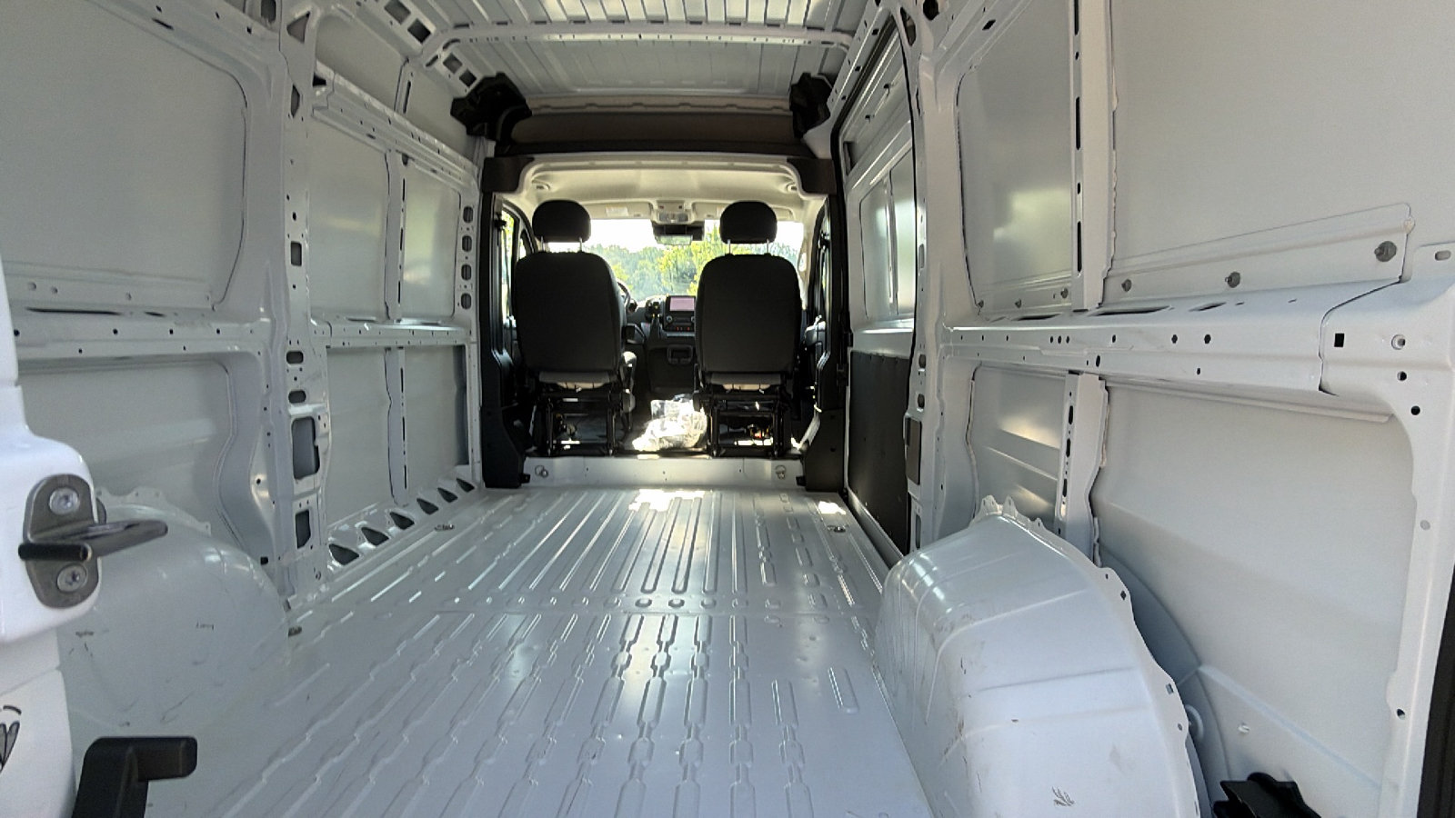 Used 2025 RAM ProMaster 2500 w/ Safety Group FWD image 13