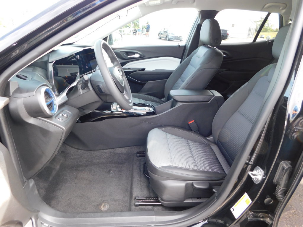 Used 2025 Chevrolet Trax LT FWD image 12