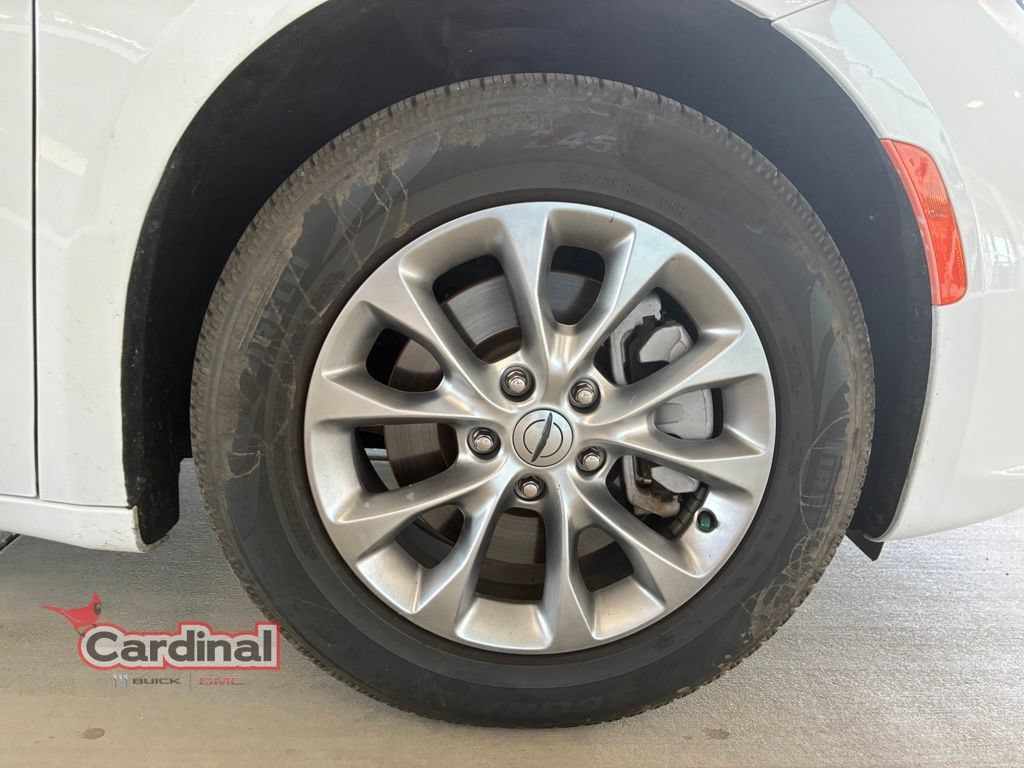 Used 2023 Chrysler Pacifica Touring-L w/ Uconnect Theater Family Group AWD/4WD image 21