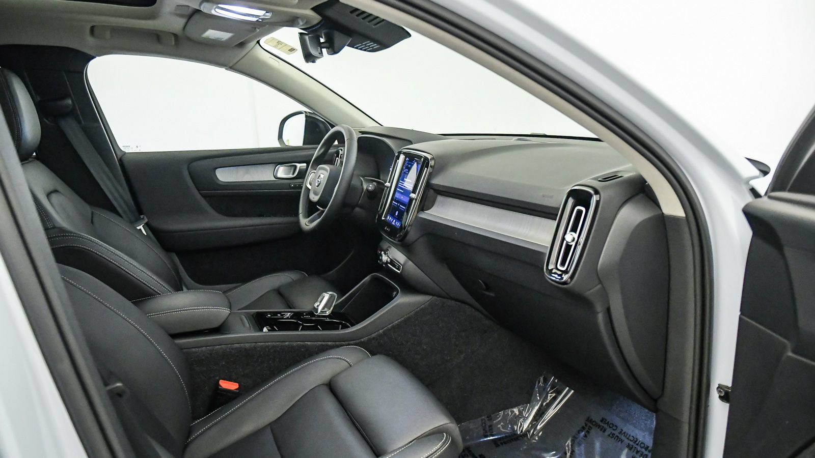 Certified 2026 Volvo XC40 B5 Plus AWD/4WD image 16