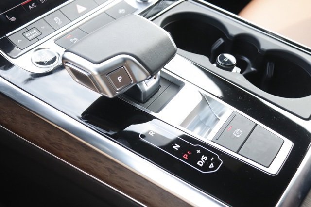 Used 2024 Audi Q8 Premium image 30