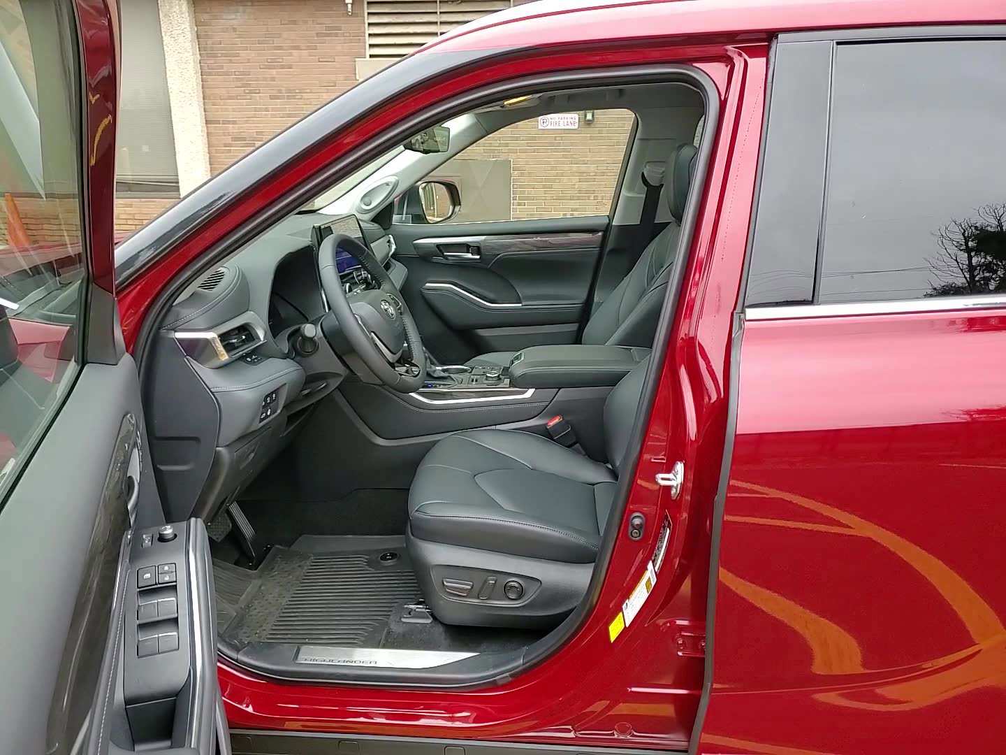 New 2025 Toyota Highlander Platinum image 11