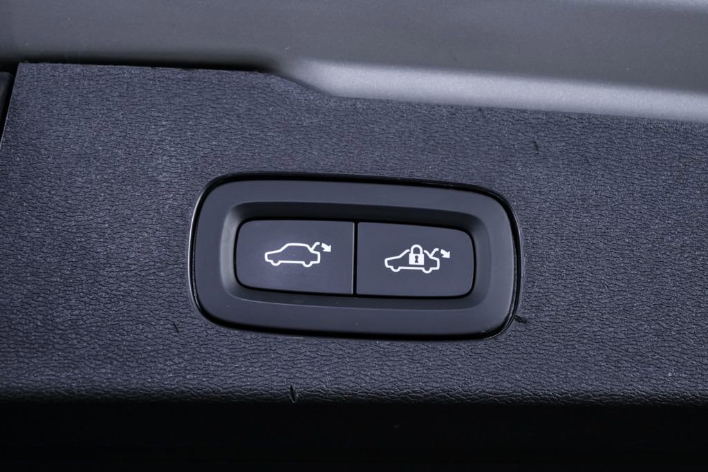 Certified 2025 Volvo V60 B5 Cross Country Plus image 32