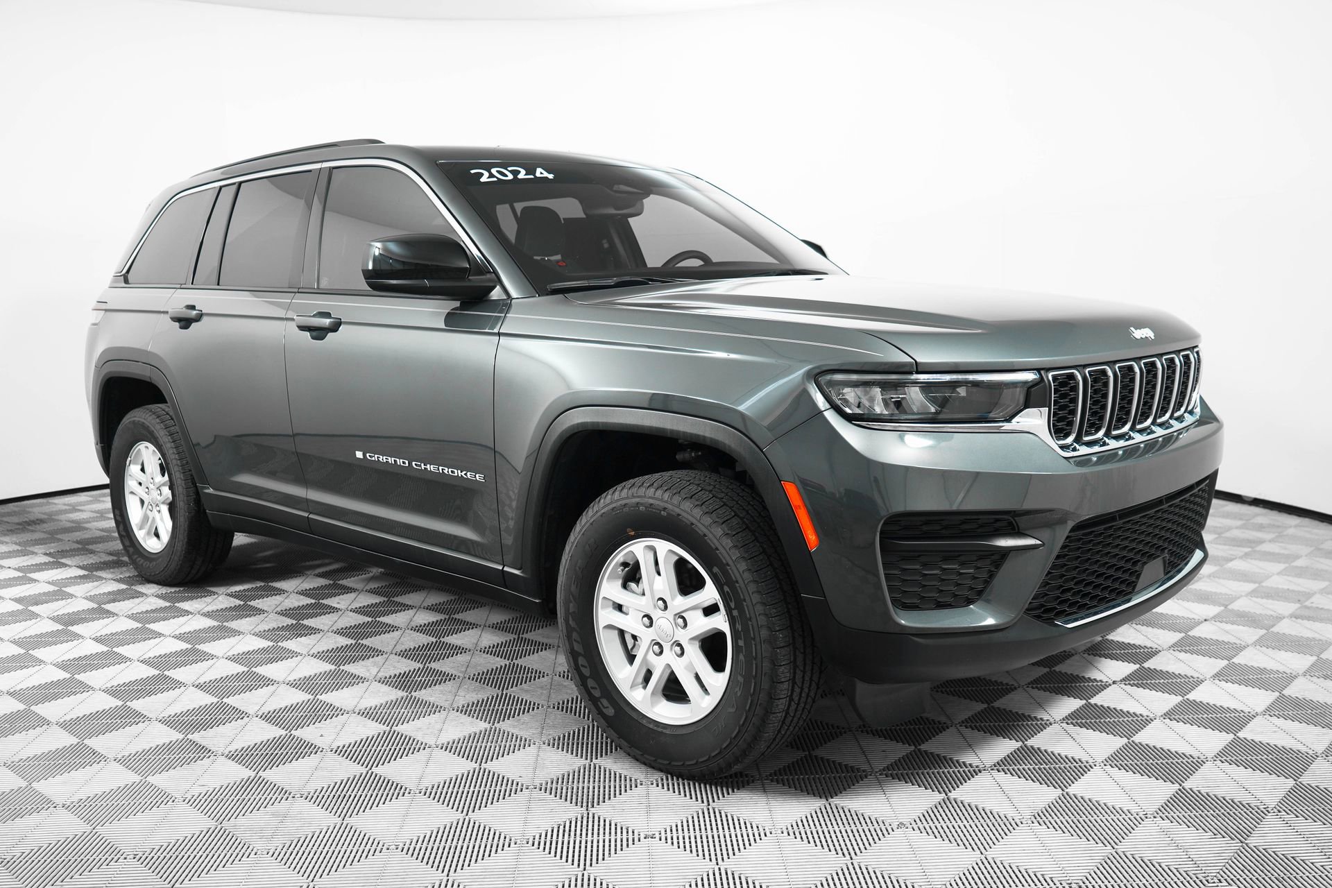Used 2024 Jeep Grand Cherokee Laredo w/ Luxury Tech Group I