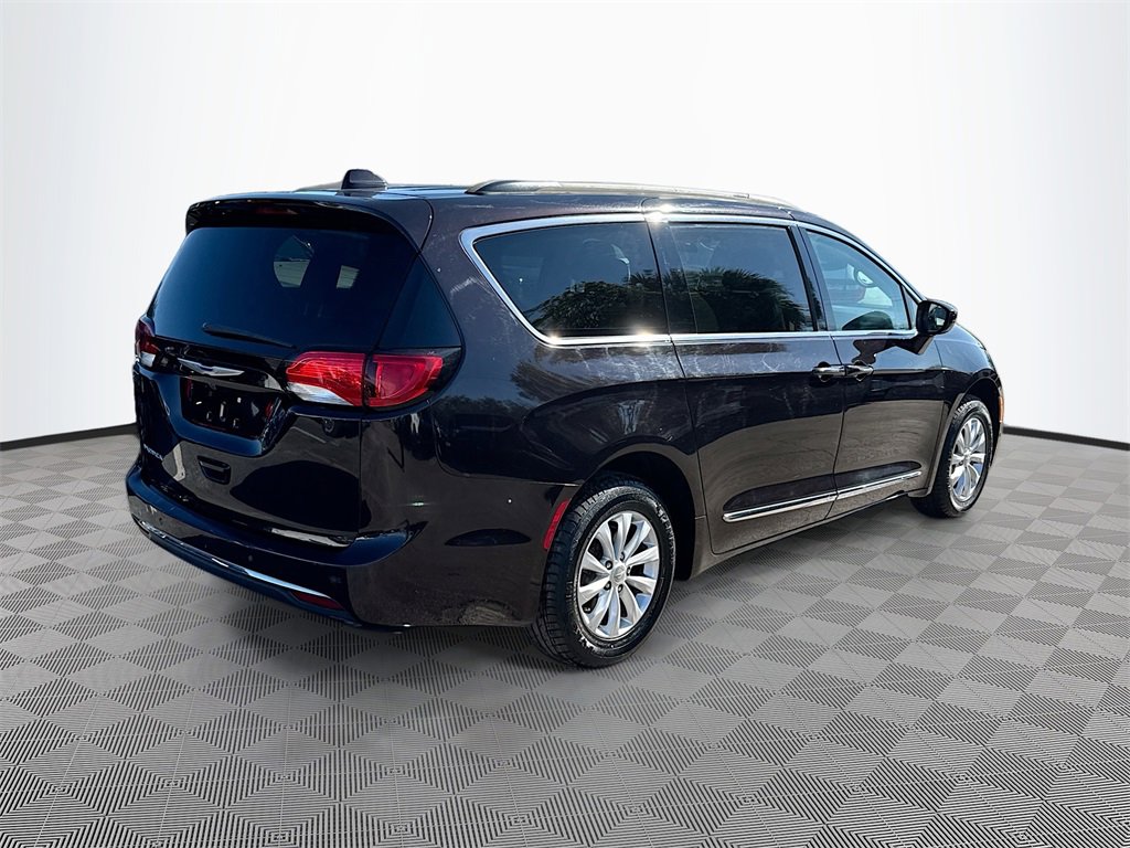 Used 2017 Chrysler Pacifica Touring-L image 6