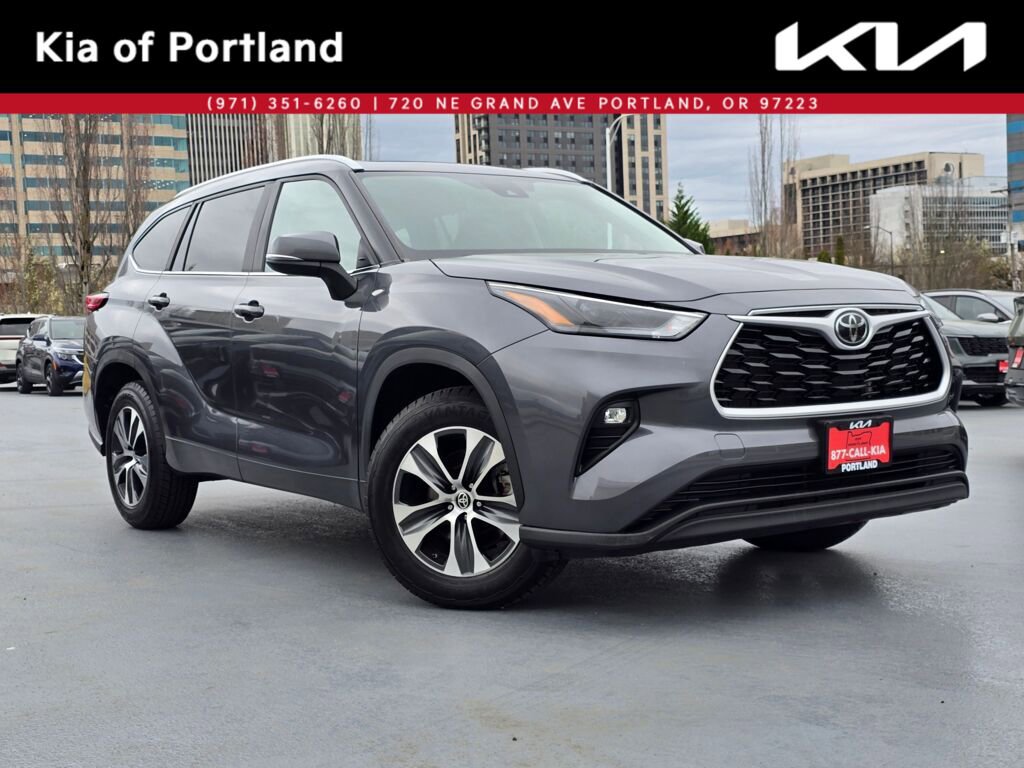 Used 2023 Toyota Highlander XLE FWD image 1