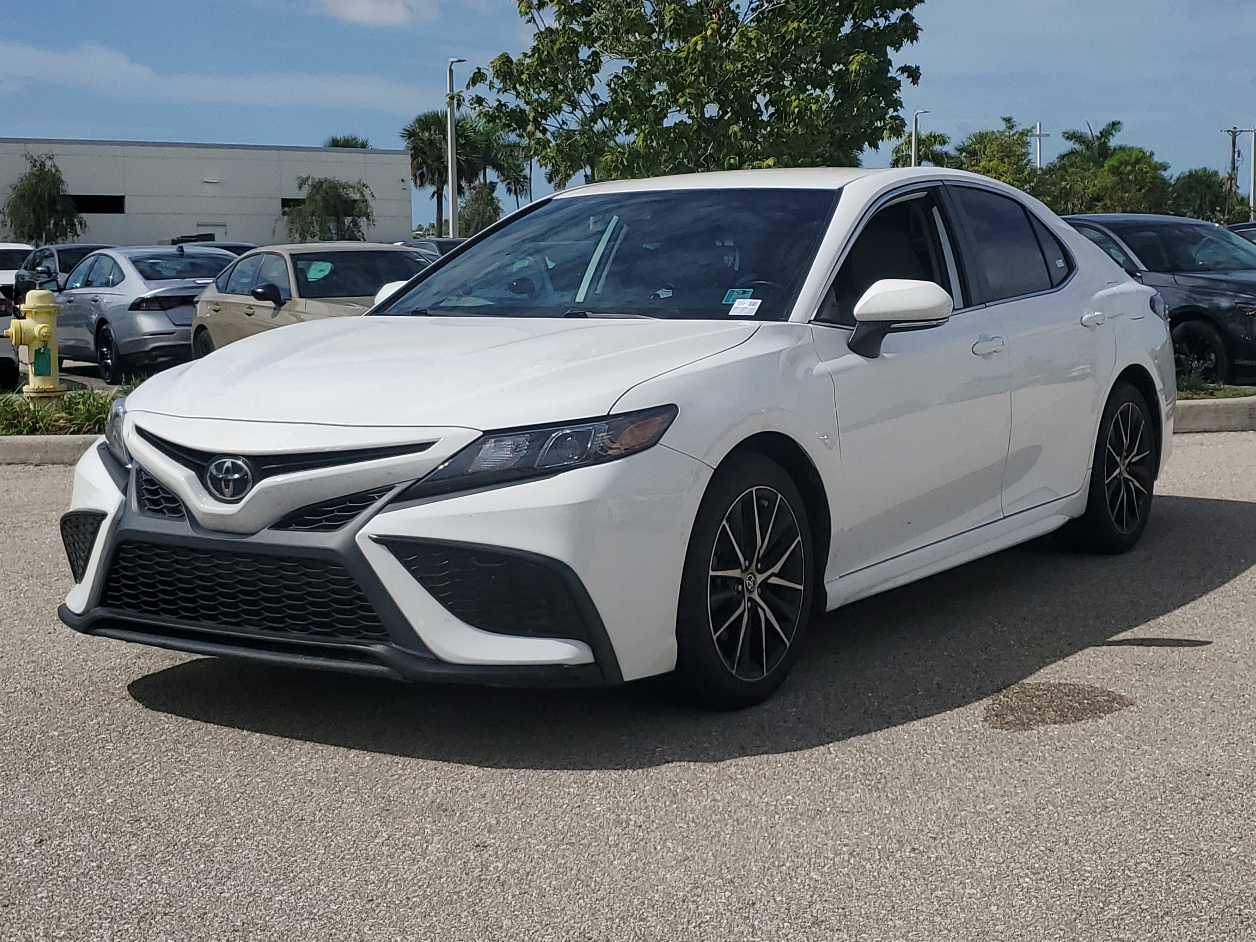 Used 2023 Toyota Camry SE image 9