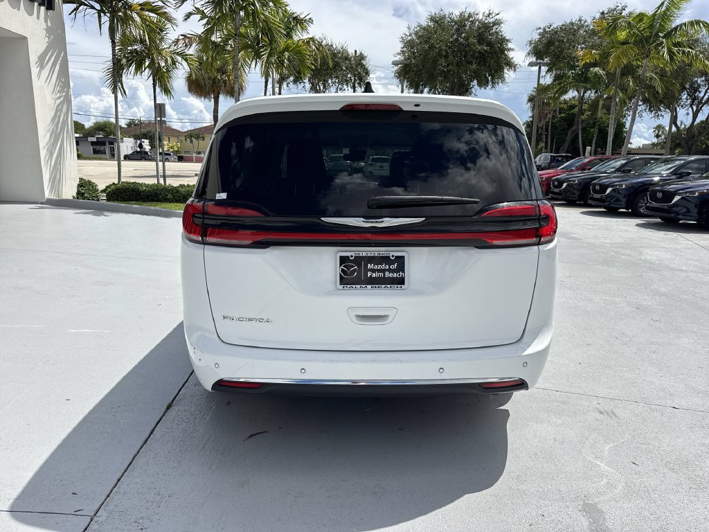 Used 2024 Chrysler Pacifica Touring-L FWD image 2
