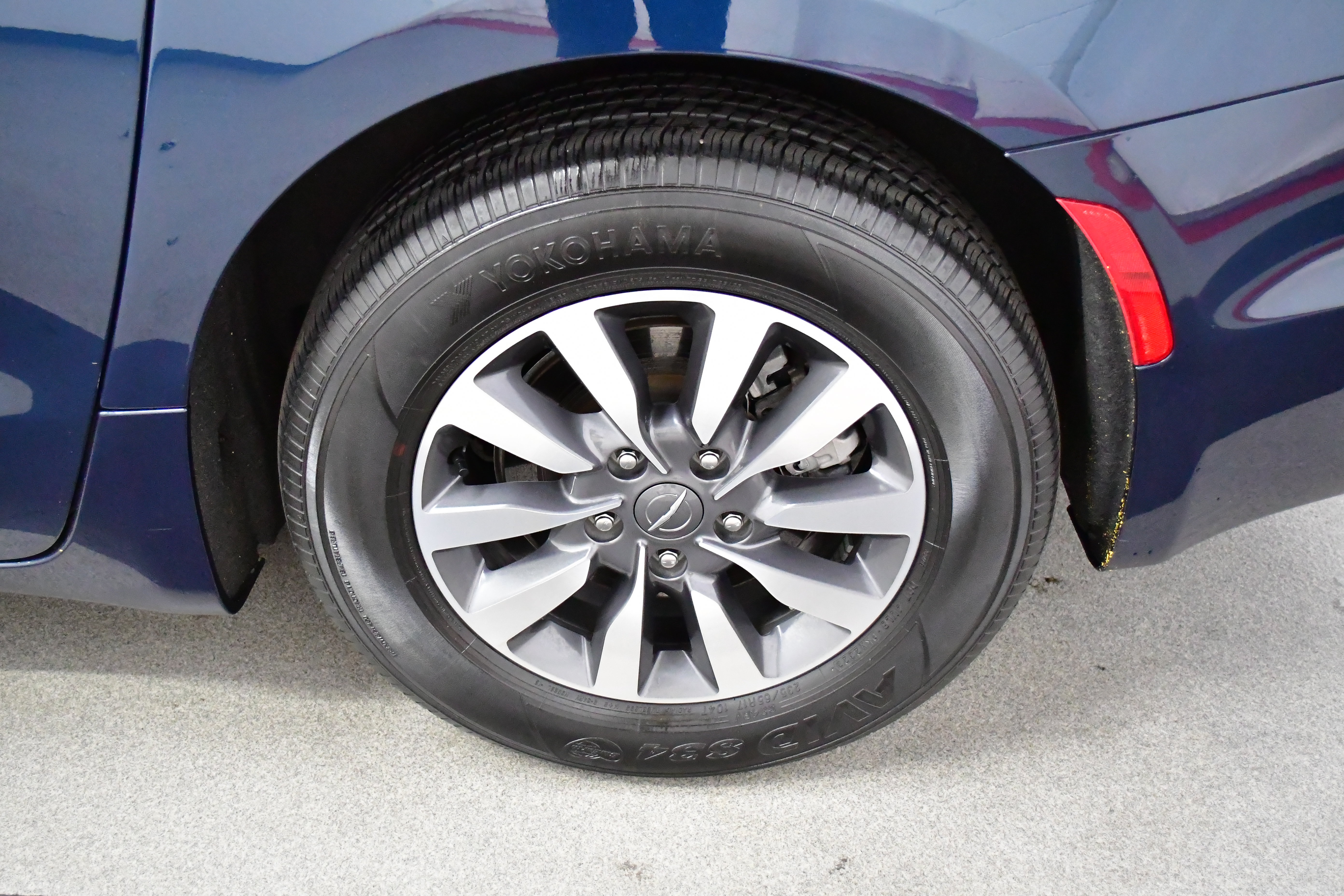 Used 2024 Chrysler Pacifica Limited FWD image 36