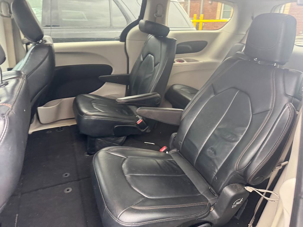 Used 2017 Chrysler Pacifica Touring-L w/ Tire & Wheel Group image 6