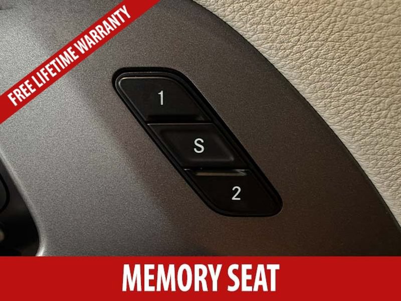 Used 2023 Chrysler Pacifica Touring-L FWD image 9