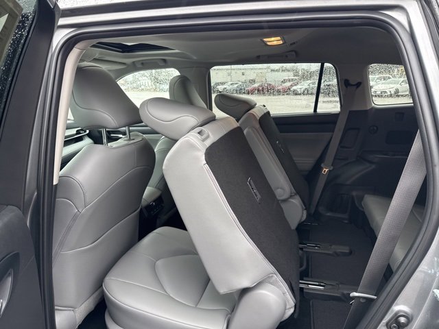 Used 2025 Toyota Highlander XLE image 16