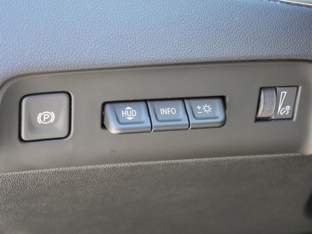 Used 2024 Buick Enclave Avenir w/ Avenir Technology Package image 40