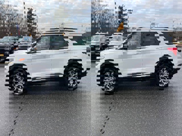 Certified 2022 Ford Explorer XLT w/ Equipment Group 202A image 4