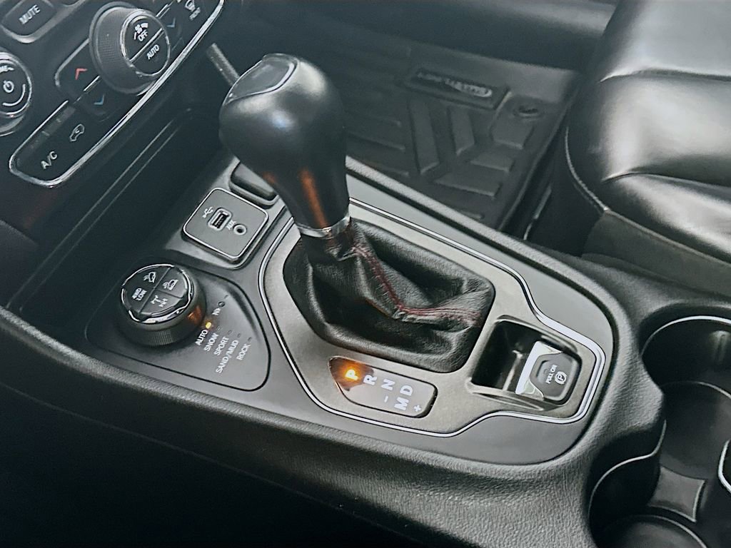 Used 2019 Jeep Cherokee Trailhawk w/ Comfort/Convenience Group AWD/4WD image 16