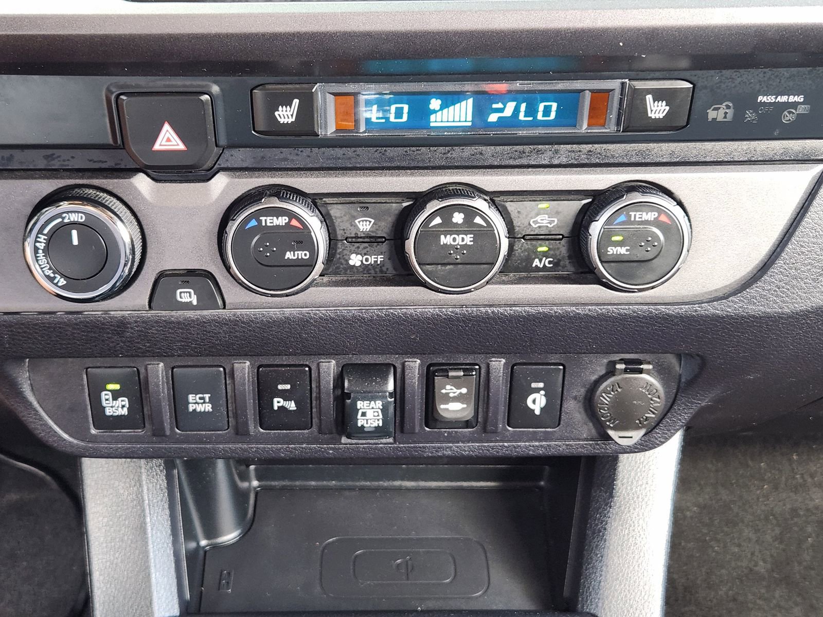 Used 2019 Toyota Tacoma TRD Sport w/ TRD Premium Sport Package AWD/4WD image 27