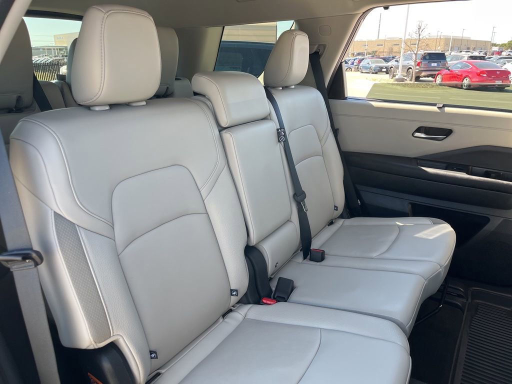 Used 2024 Nissan Pathfinder SL w/ Black Appearance Package image 27
