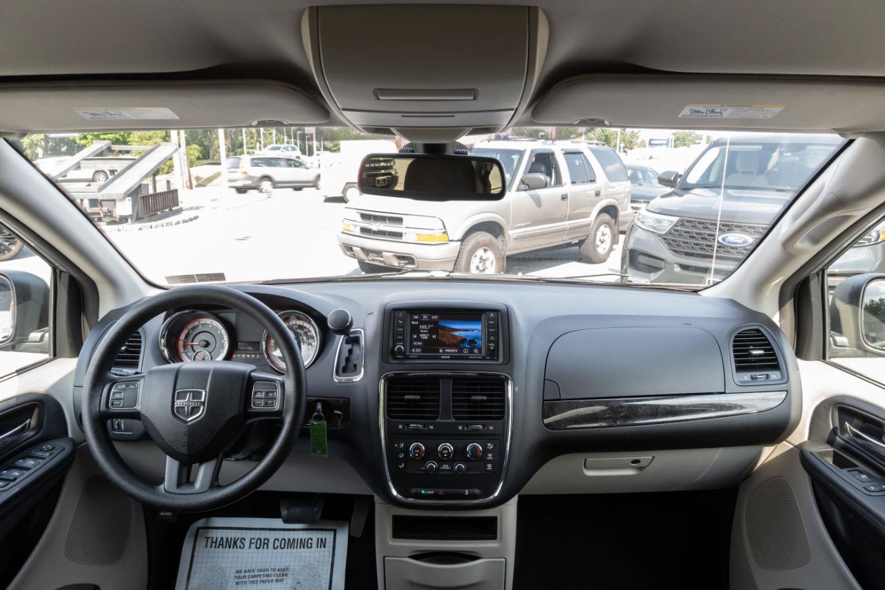 Used 2018 Dodge Grand Caravan SE w/ UConnect Hands-Free Group FWD image 2