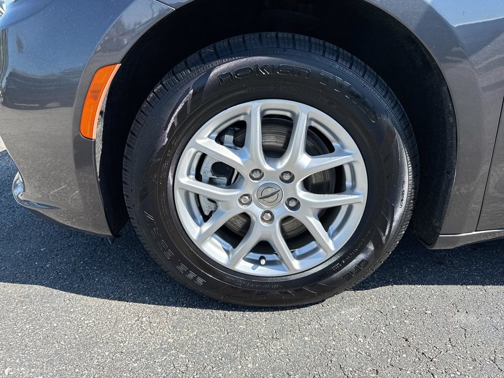 Used 2023 Chrysler Pacifica Touring FWD image 6