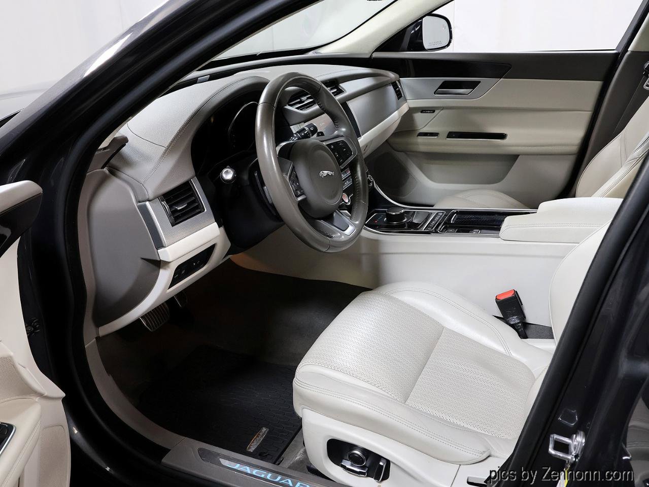 Used 2020 Jaguar XF Prestige image 12