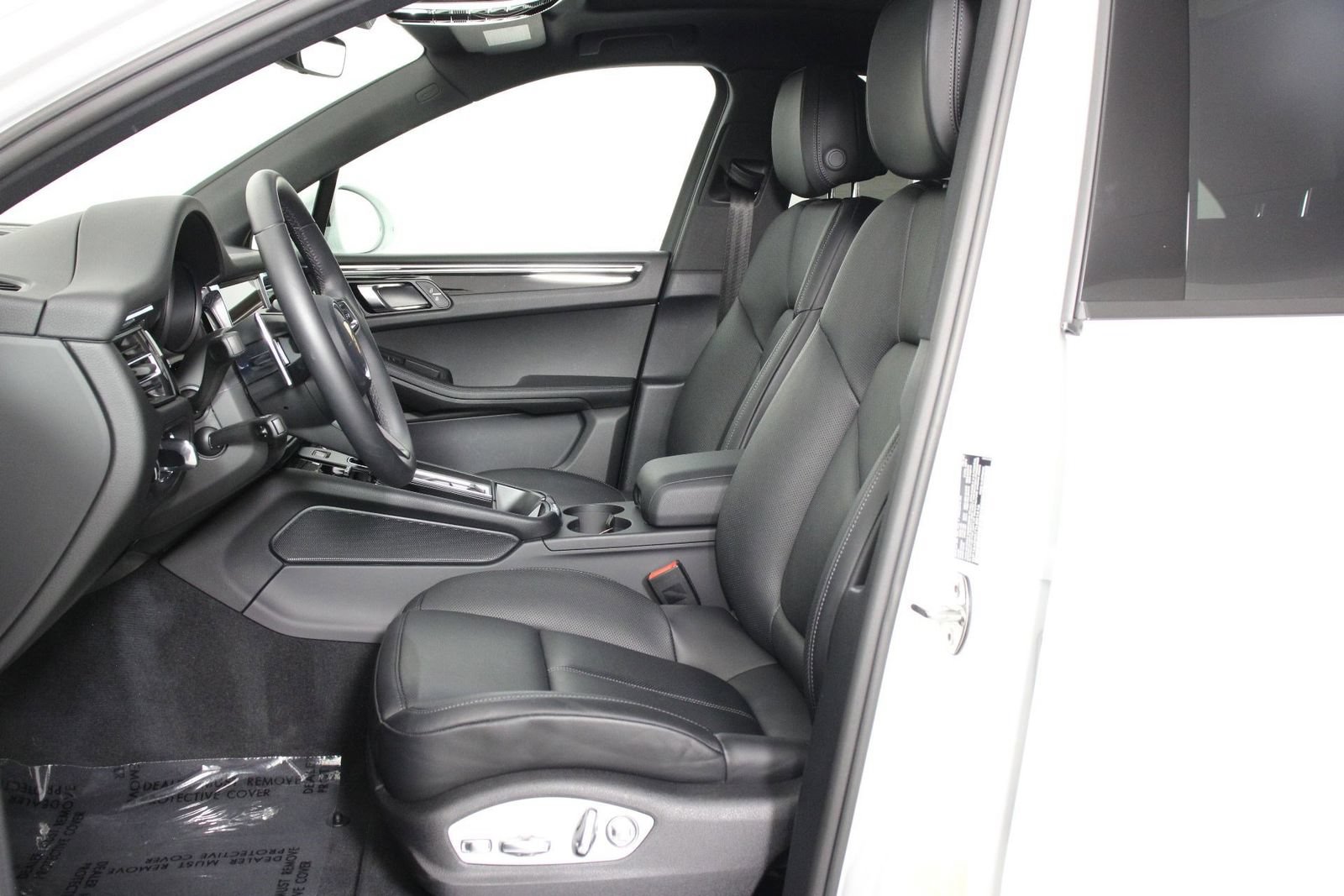 Certified 2026 Porsche Macan AWD/4WD image 5