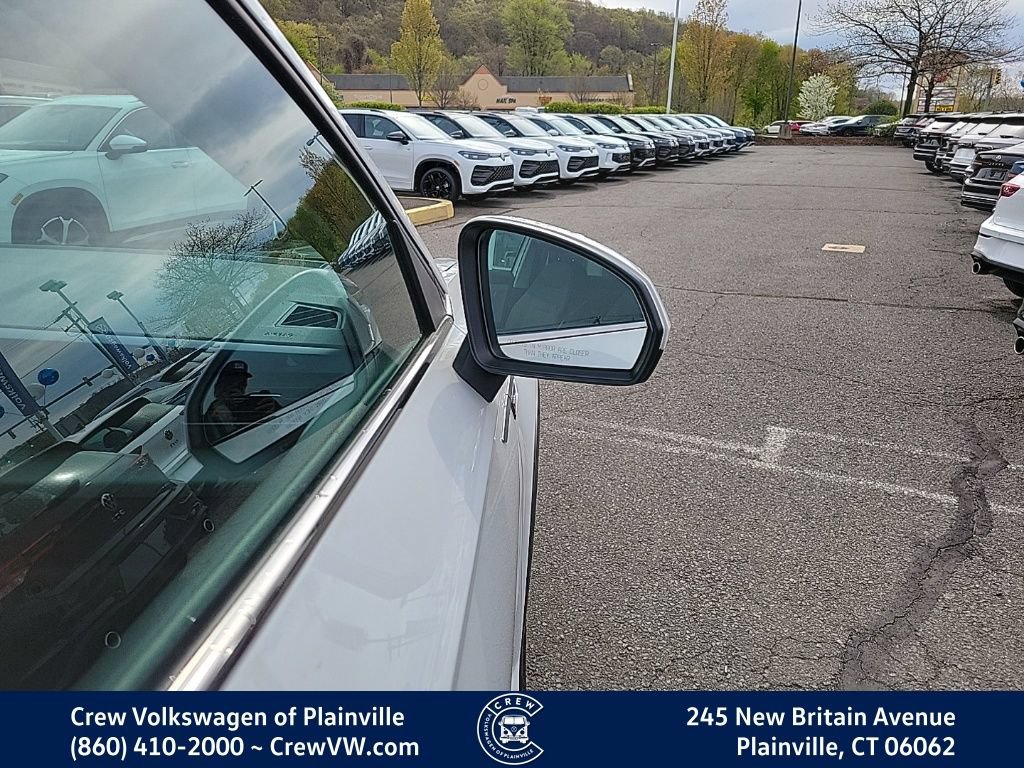 Certified 2022 Volkswagen Taos SE w/ Driver Assistance Package FWD image 37