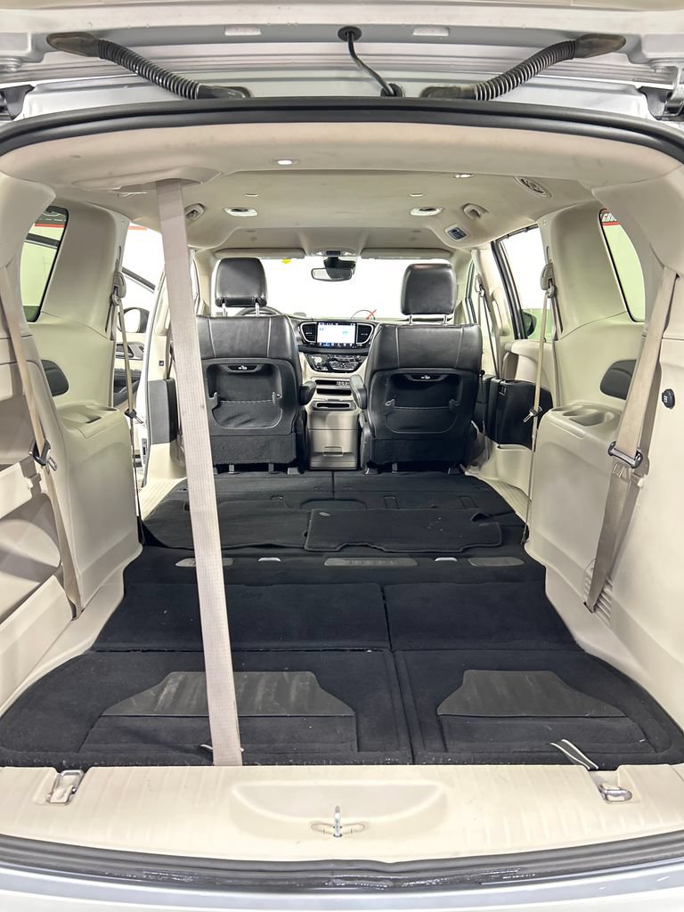 Used 2023 Chrysler Pacifica Touring-L FWD image 17