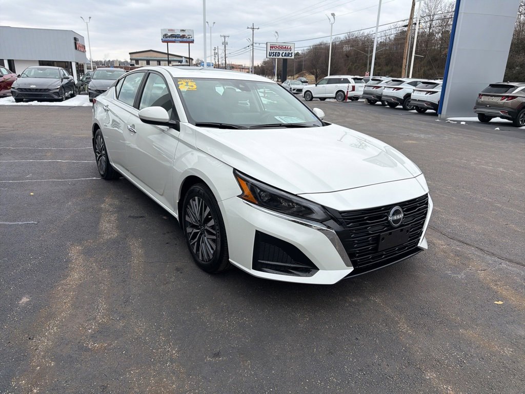 Used 2025 Nissan Altima 2.5 SV w/ SV Premium Package image 3