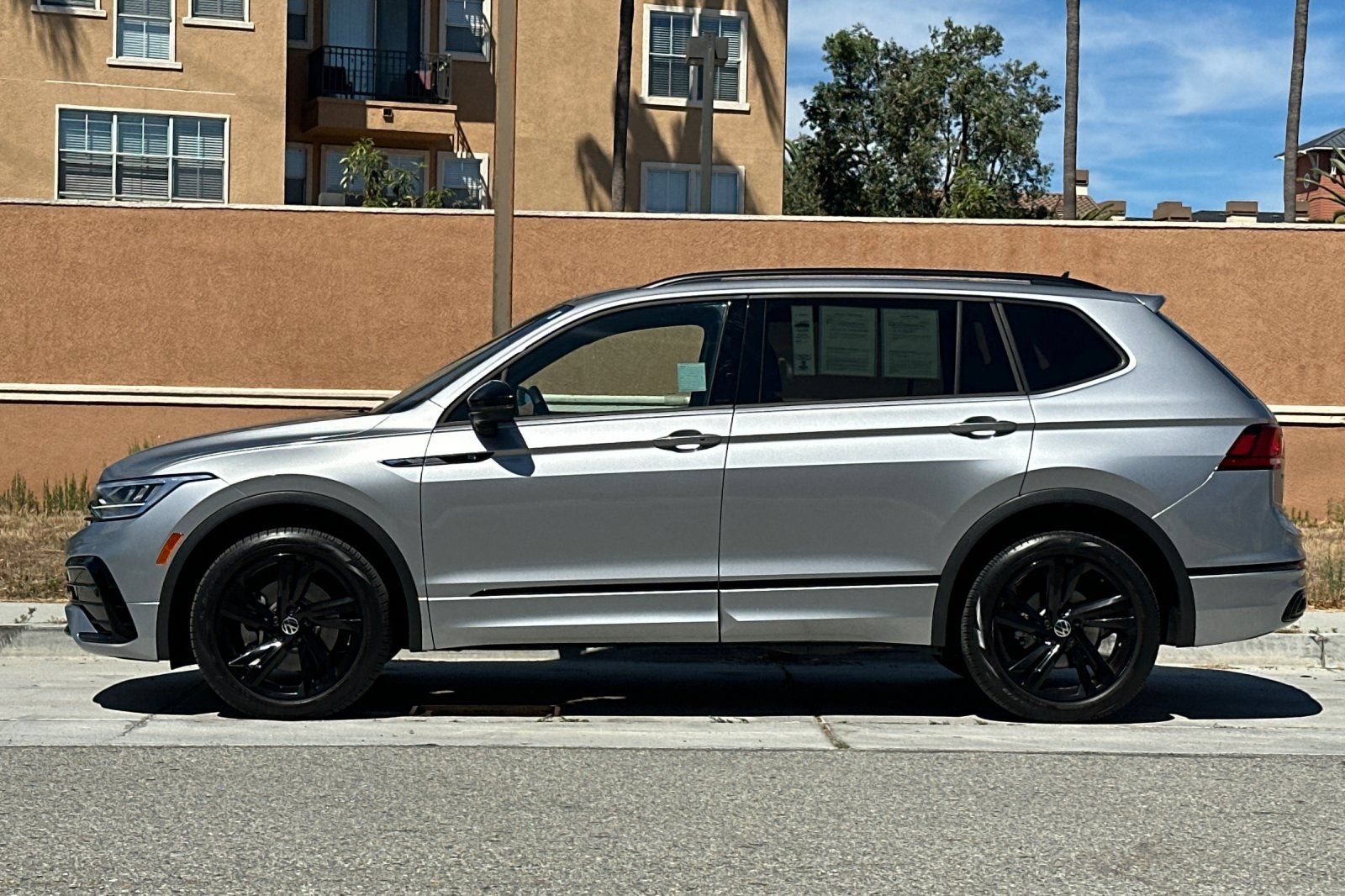 Used 2023 Volkswagen Tiguan SE R-Line AWD/4WD image 7