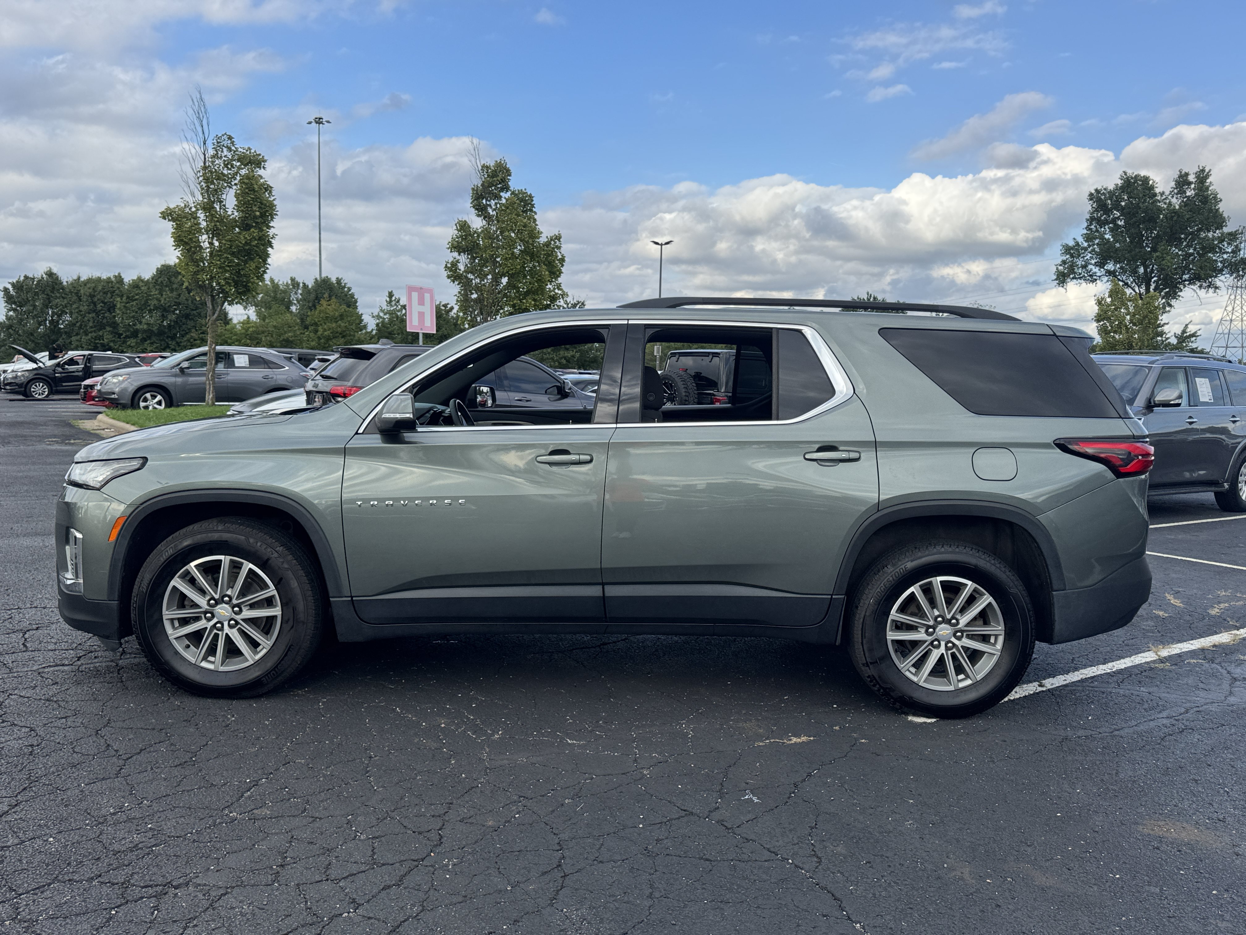 Used 2023 Chevrolet Traverse LT w/ LPO, Cargo Package AWD/4WD image 9